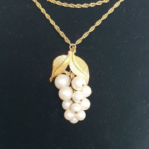 Vintage Faux Pearl Cluster Grape Bunch Pendant Gold Tone Necklace - Picture 2 of 6